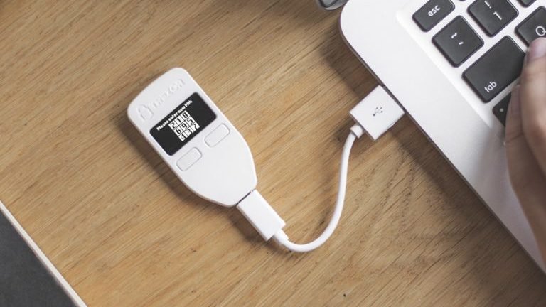 کیف پول سخت افزاری چیست + بهترین کیف پول سخت افزاری ۲۰۲۱ Trezor Wallet 14, مرداد 1405 کیف پول سخت افزاری Trezor Model One
