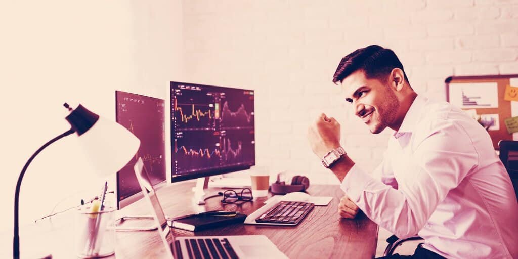 بیت کوین پس از رشد ناگهانی قیمت میتواند GameStop جدید لقب گیرد day trader pumping fist gID 2 20, مرداد 1405 بیت کوین پس از رشد ناگهانی قیمت میتواند GameStop جدید لقب گیرد