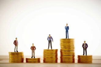 هشدار اقتصاددان انگلیسی نسبت به «حاکمیت نجیب زادگان بیتکوینی» fef 30, شهریور 1405 fef