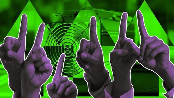 بیتفاوت به افزایش سختی استخراج بیت کوین بازار همچنان در دست ماینرهای آمریکاییست Bitcoin Mining CoiNiran 19, مرداد 1405 سختی استخراج بیت کوین - کوین ایران