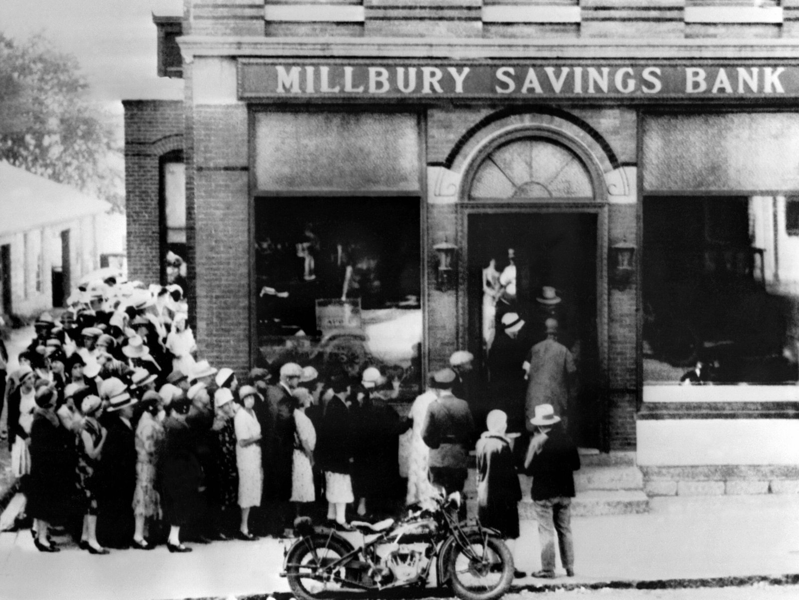 بانکگریزی چیست (Bank Run) و چه تاثیری بر صرافیهای ارز دیجیتال میگذارد؟ bank raun scaled 14, مرداد 1405 بانکگریزی چیست (Bank Run) و چه تاثیری بر صرافیهای ارز دیجیتال میگذارد؟