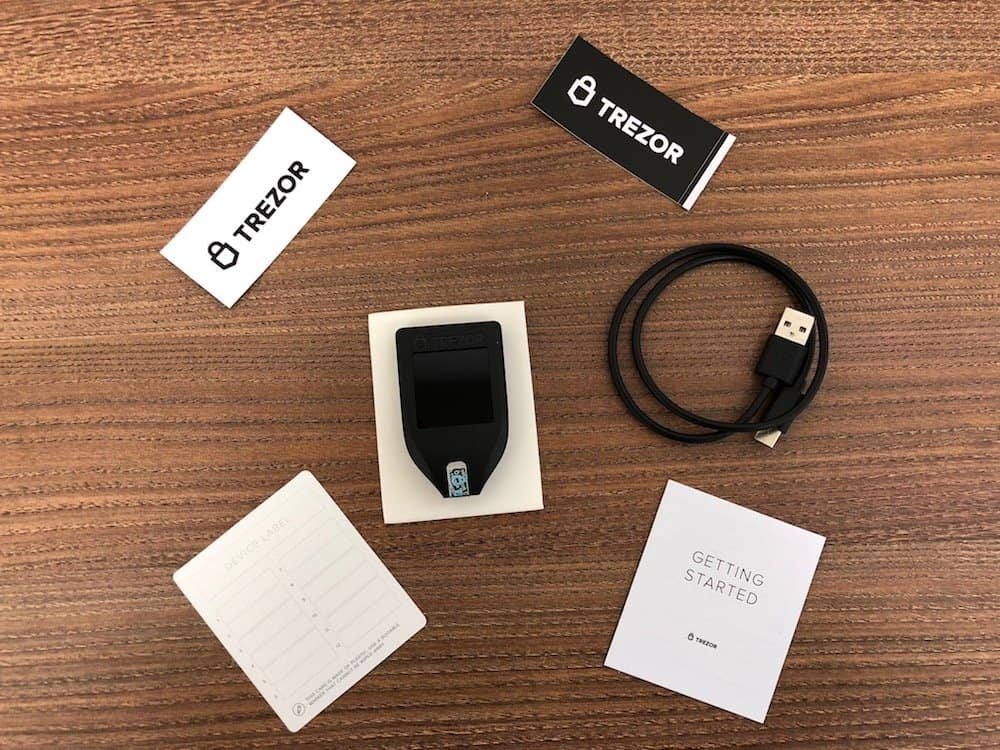 درون جعبۀ کیف‌پول Trezor چه آیتم‌هایی وجود دارد؟